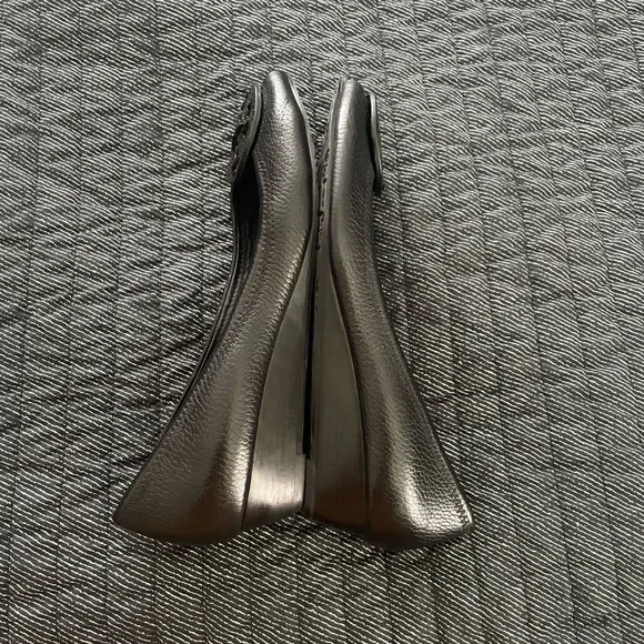 Tory Burch Black Wedge Shoes Elegant Slip-On Design - Picture 6 of 9